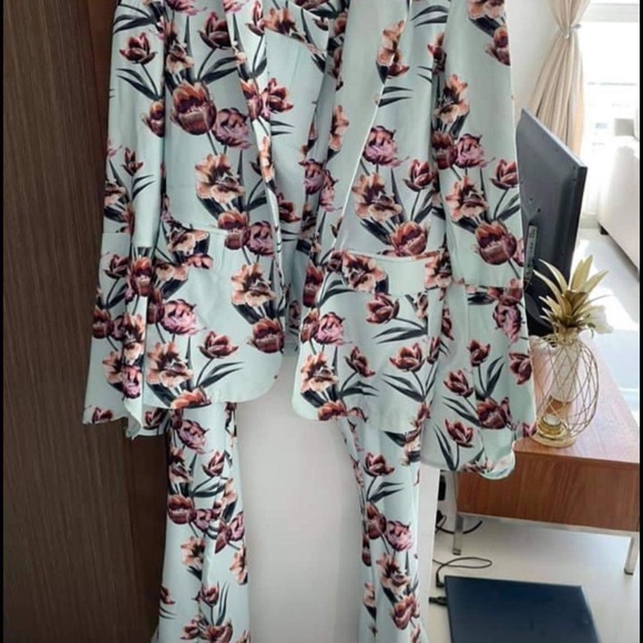 Misguided Blazer- pant. Blazer is Medium and Pant is Small can fit to size - 30. - Picture 3 of 4